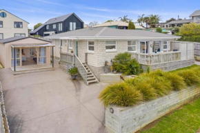 Beach Breeze Oasis - Raglan Holiday Home